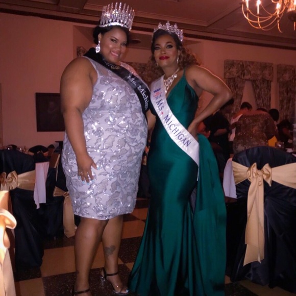 Stunning Emerald Green Evening Gown! - Picture 4 of 8